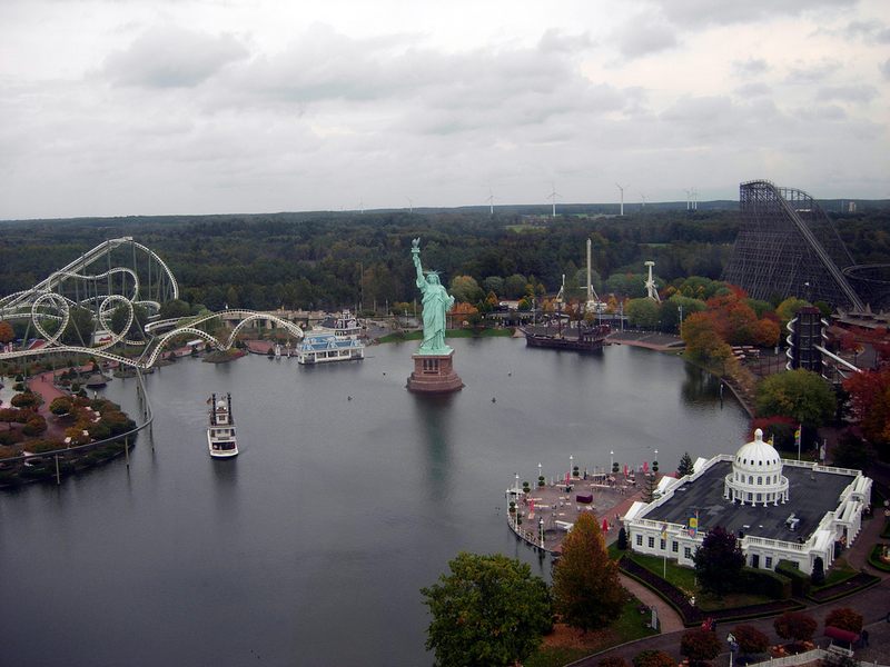 Illustration for article titled Bizarre Replicas of the Statue of Liberty and the Eiffel Tower